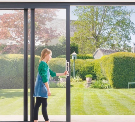 Effortless Operation — One Easy Motion